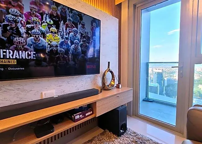 Hotel Uptown Parksuites Tower 2 Bgc - Staycations Up Above 9 3*