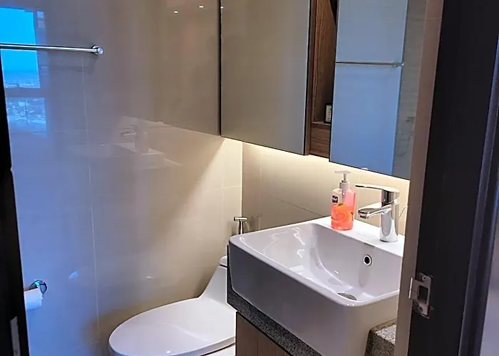 Uptown Parksuites Tower 2 Bgc - Staycations Up Above 9 3* Manille
